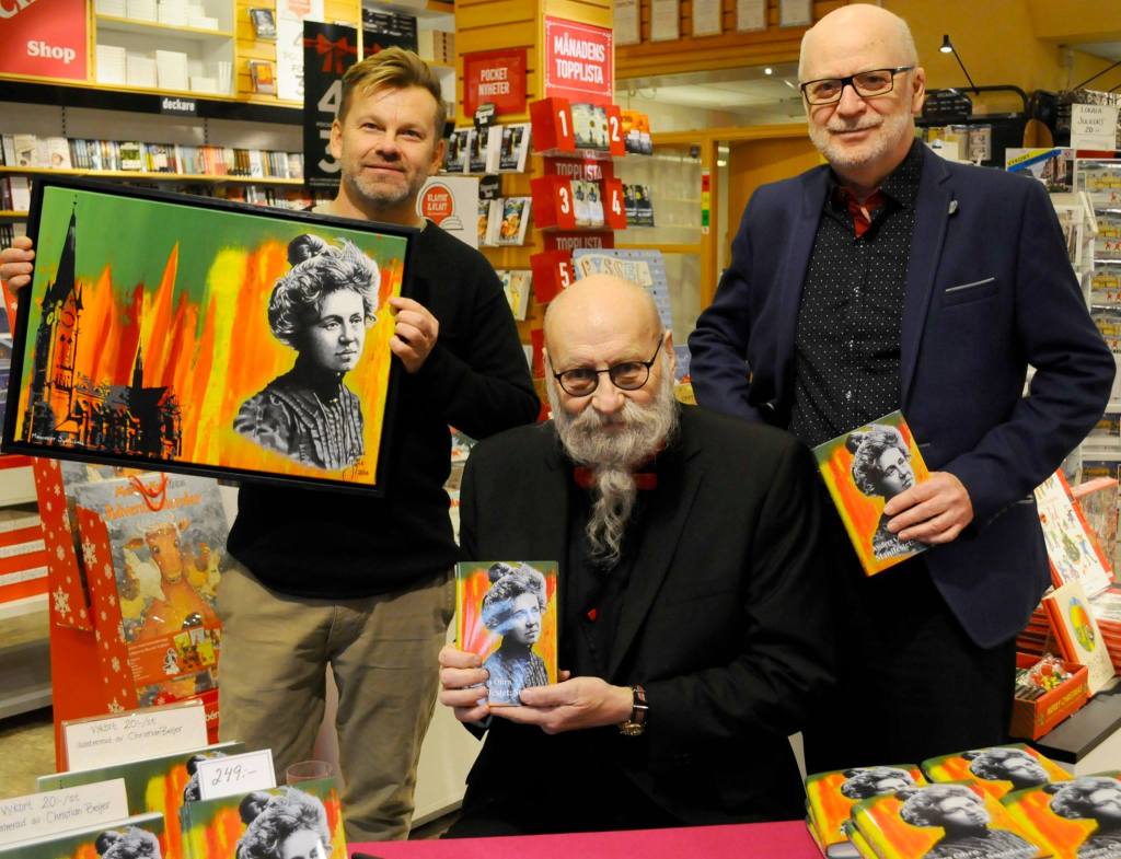 Christian Beijer med omslaget han målat till boken, tillsammans med författaren Anders Öhrn och förläggare Svenåke Boström, vid bokreleasen i bokhandeln vid Vängåvan.